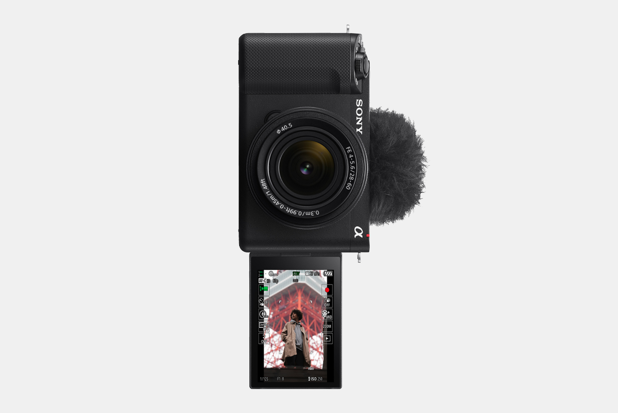 Imagen de la cámara ZV-E1 con pantalla LCD volteada hacia el frente con la imagen de un hombre en la pantalla de información vertical